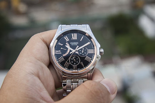 Đồng hồ WR50m với thiết kế mang nét sang trọng